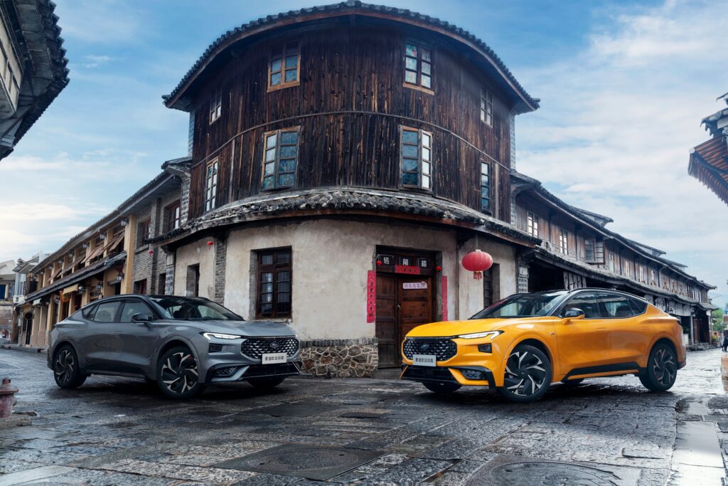 Фото до матеріалу: Ford інтегрує технології електромобілів у бензинові авто: що це означає для українців