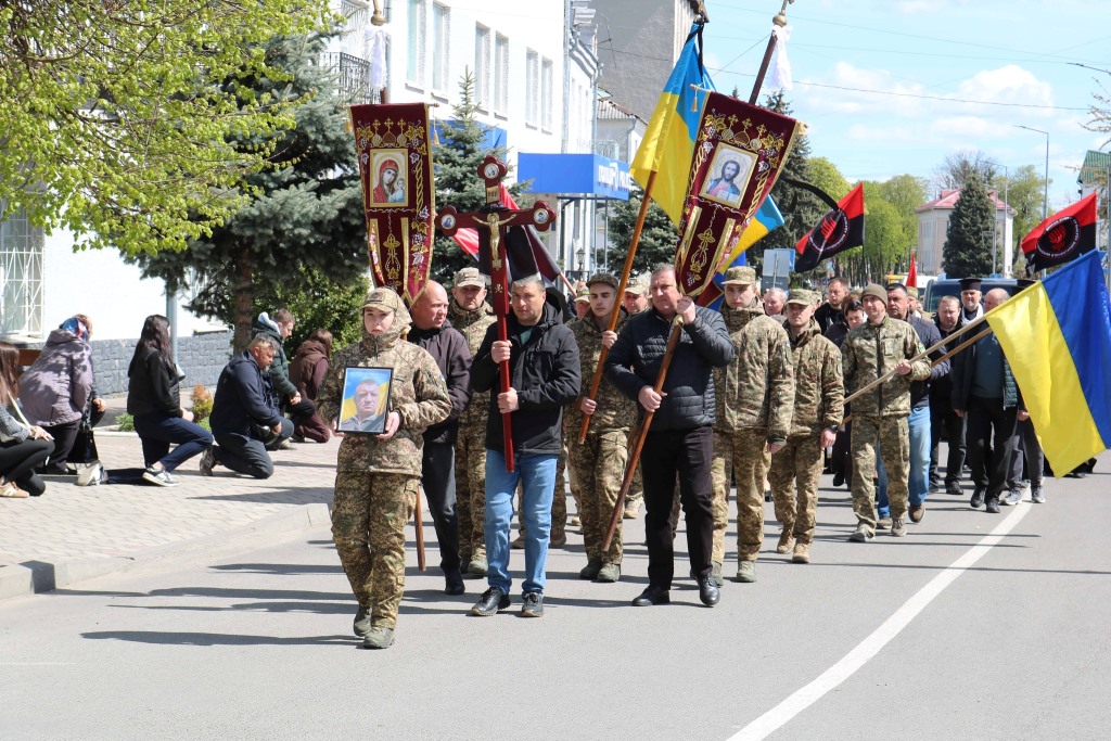 Фото до матеріалу: Горохівська громада прощала з героєм Василем Фаринюком, який загинув на Донеччині