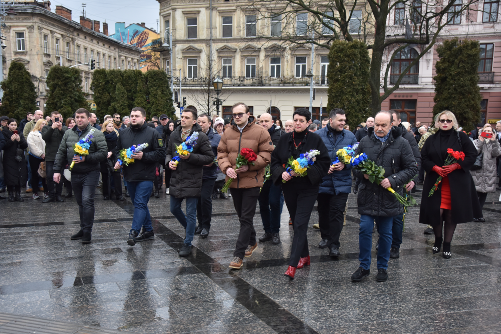 Фото до матеріалу: Львів вшанував Тараса Шевченка: квіти до пам'ятника та хорові виступи