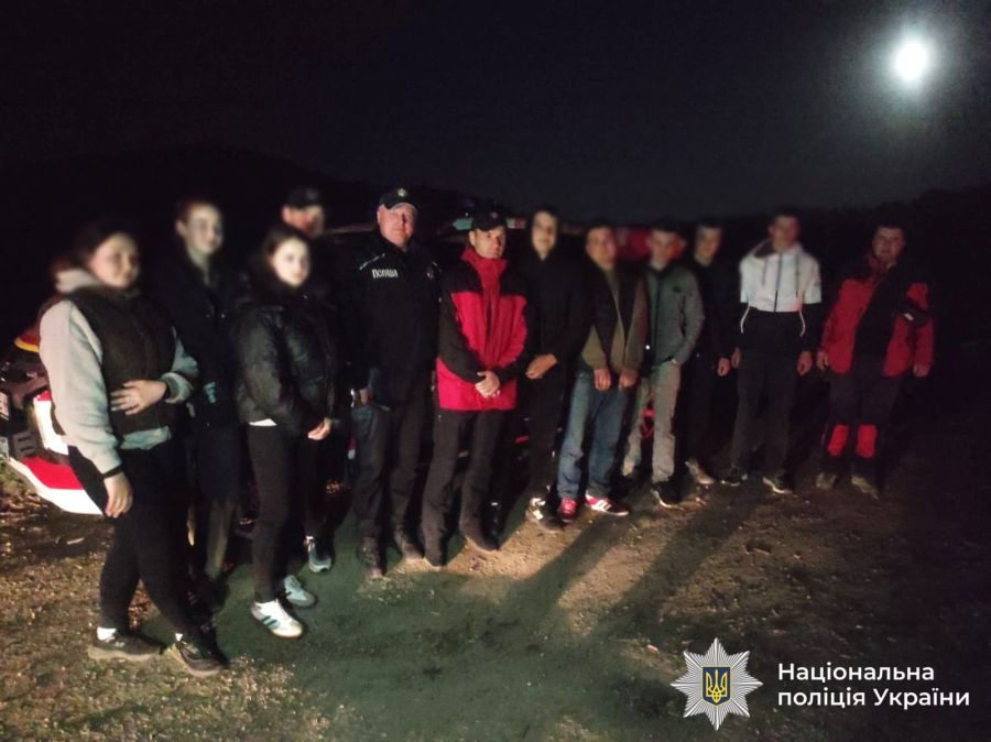 Фото до матеріалу: Хлопця з ментальними розладами врятували в лісах Прикарпаття: поліція та волонтери діяли злагоджено