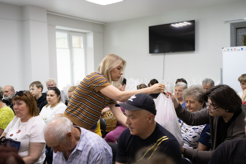 Фото до матеріалу: 90 родин Луцька отримали продуктову допомогу напередодні Дня матері