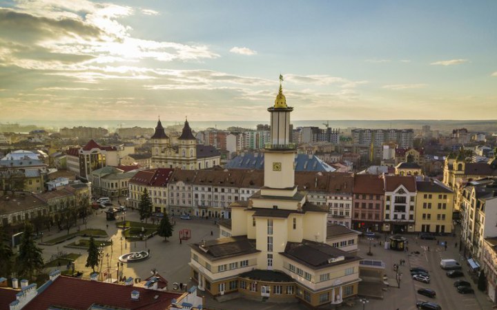 Фото до матеріалу: В Івано-Франківську внаслідок удару пошкоджено будинок (доповнено)