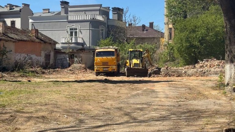 Фото до матеріалу: У Івано-Франківську на вулиці Чорновола почали облаштовувати сквер пам'яті