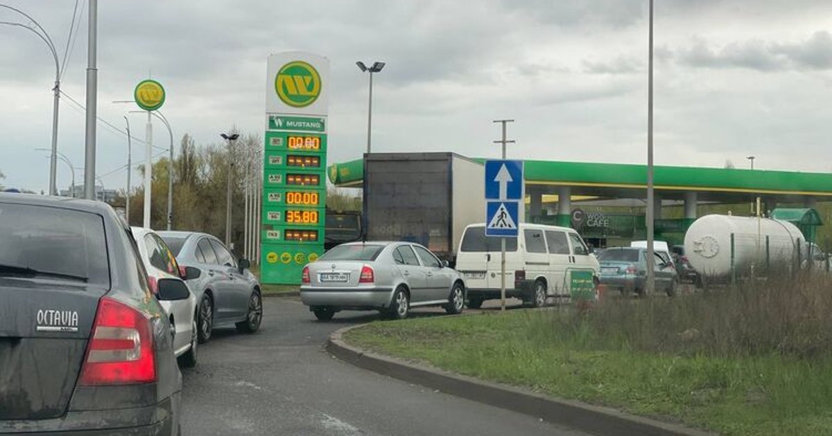 Фото до матеріалу: РФ атакує українські АЗС за 25 км від фронту: експерт порадив накривати об'єкти сітками