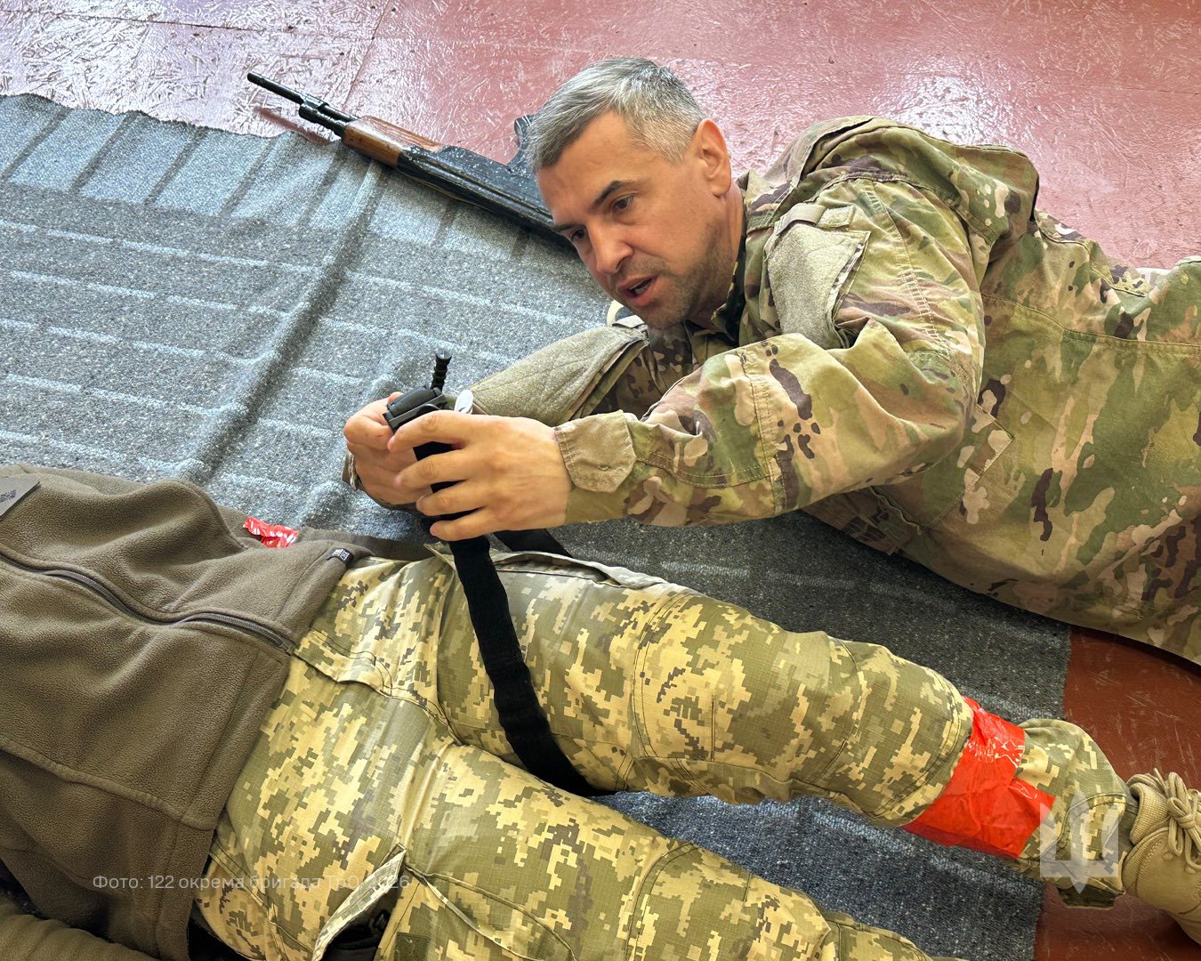 Фото до матеріалу: Військові навчили учнів Захарівського ліцею тактичній медицині
