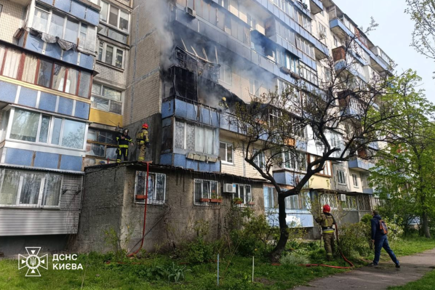 Фото до матеріалу: Пожежа в Оболоні: рятувальники евакуювали 6 осіб під час горіння дев'ятиповерхівки