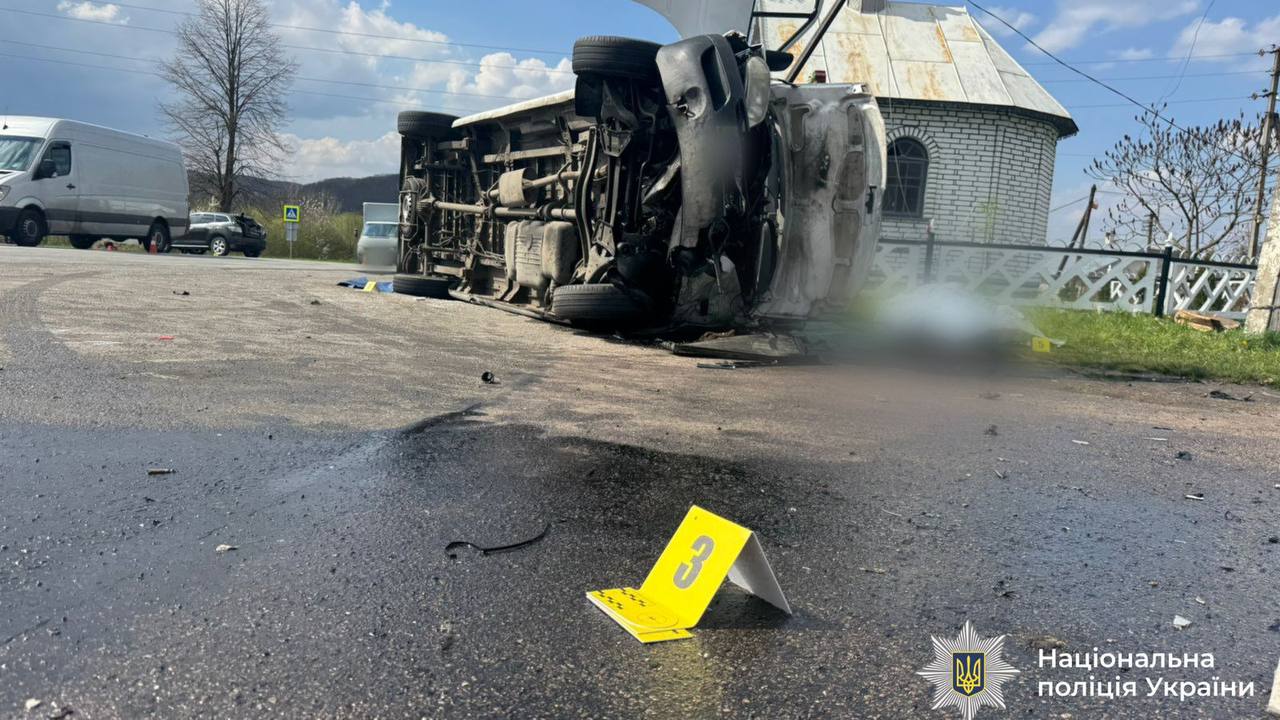 Фото до матеріалу: Водія, який зіткнув мікроавтобус із легковим автомобілем у Тяпче, затримали