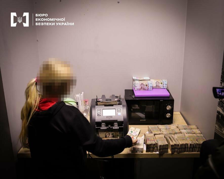 Фото до матеріалу: На Чернігівщині викрили масштабну схему «конвертцентру» з обігом 18 млрд грн