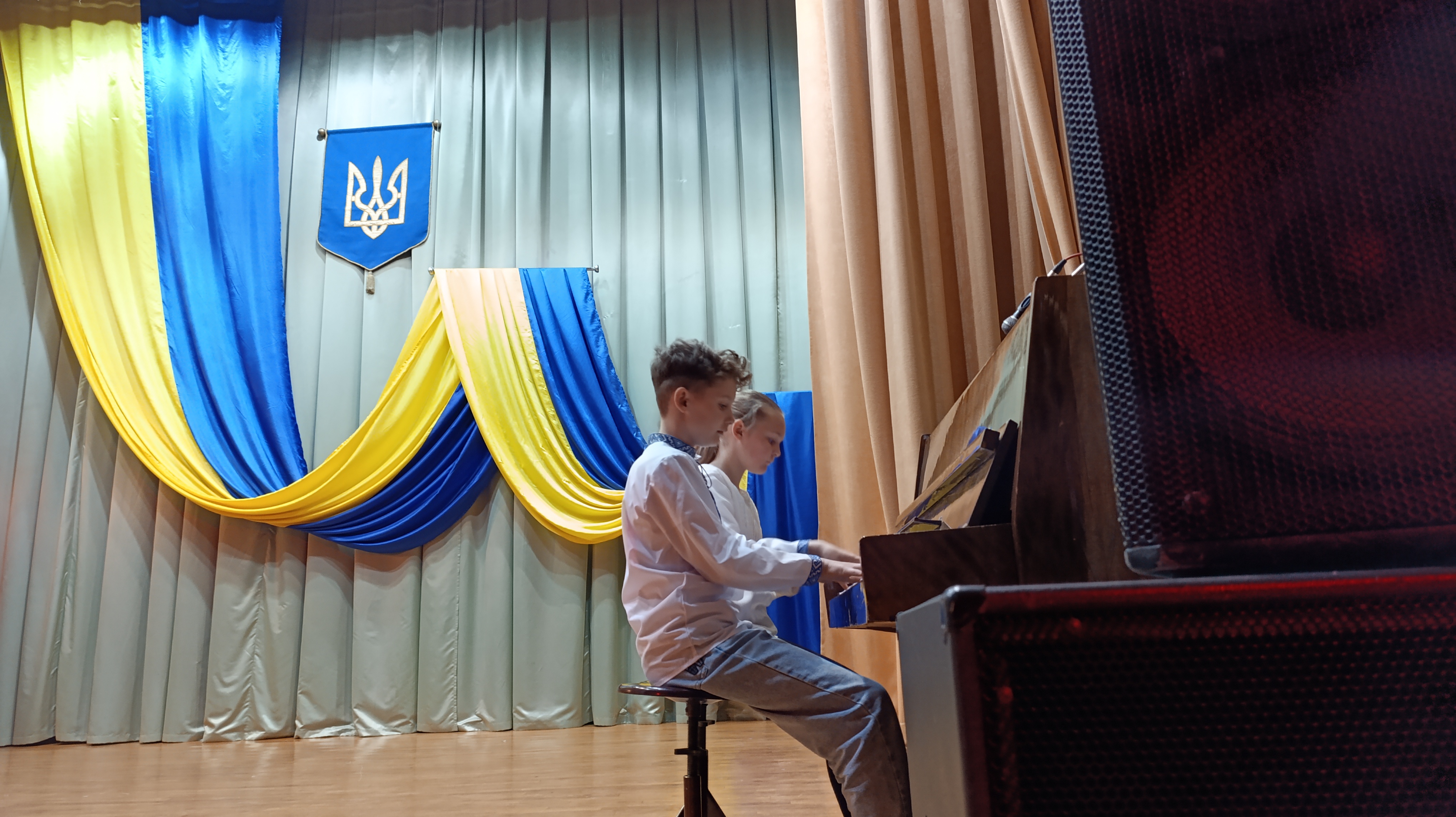 Фото до матеріалу: Свалявська школа мистецтв підвела підсумки року: юні таланти вражали на звітному концерті