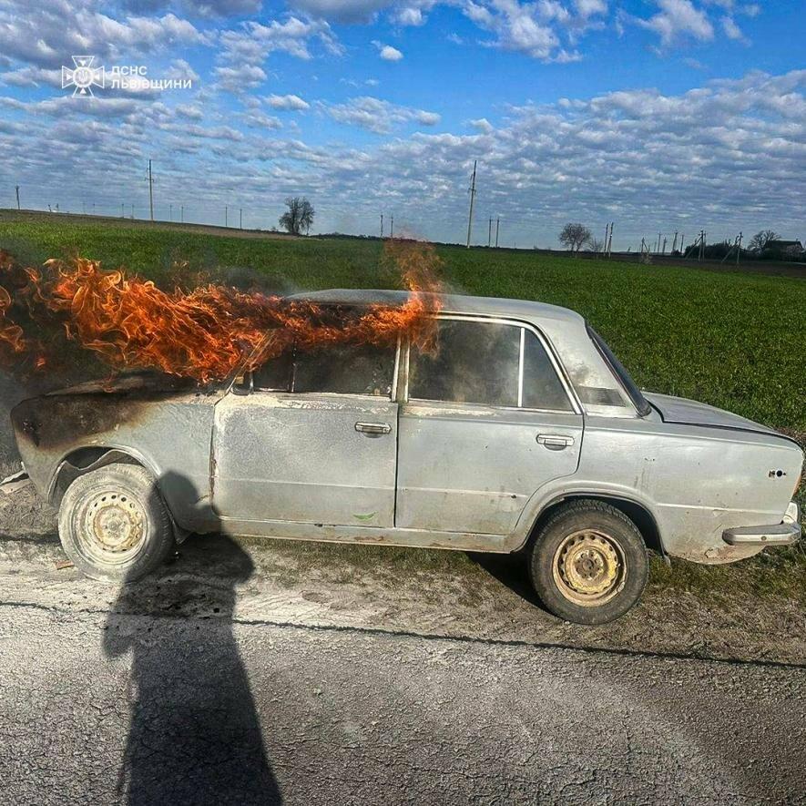 Фото до матеріалу: У Підкамені спалахнув старий ВАЗ: рятувальники встигли врятувати авто від повного знищення