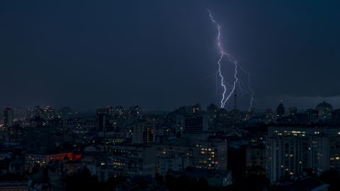 Фото до матеріалу: У Києві 12 травня оголошено жовтий рівень небезпеки через сильні вітри та грози