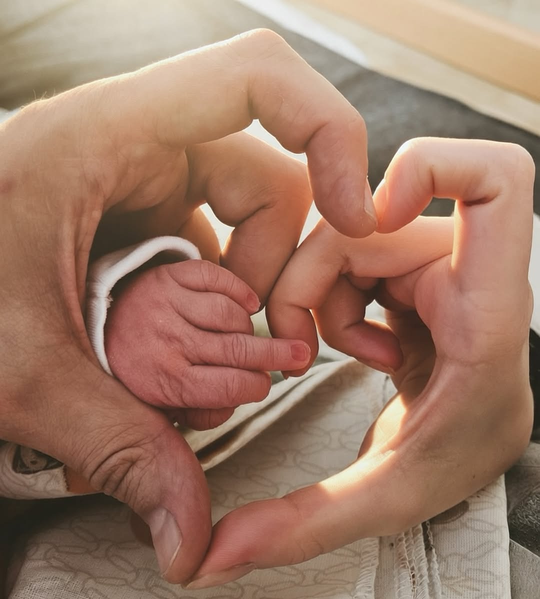 Фото до матеріалу: Співачка Аліна Гросу народила сина-богатиря в Україні