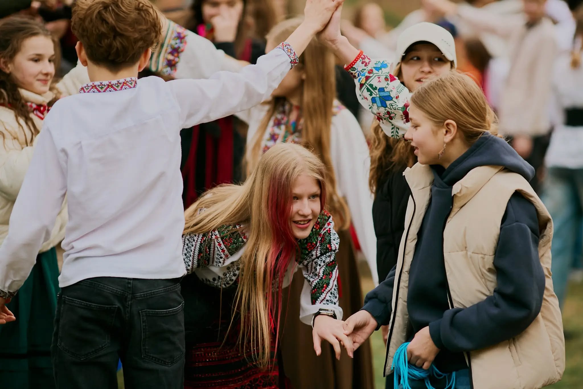 Фото до матеріалу: Львів Великодній: гаївки у Шевченківському гаї зібрали сотні відвідувачів (ФОТОРЕПОРТАЖ)