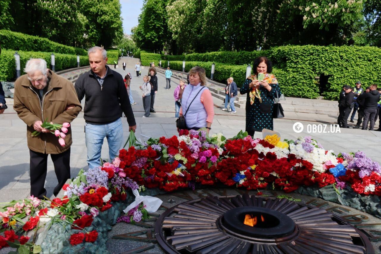 Фото до матеріалу: Мало людей, багато поліції: як пройшов День перемоги біля Меморіалу вічної слави в Києві