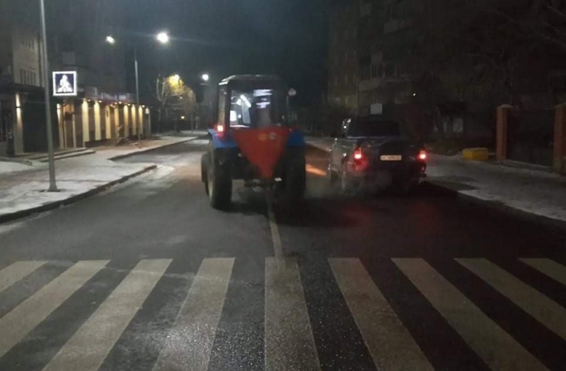 Фото до матеріалу: Комунальники Володимир-Волинського ліквідовують наслідки ожеледиці
