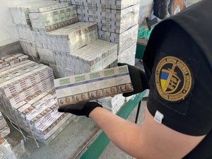 Фото до матеріалу: Львівські митники зупинили спробу вивезення майже 130 тисяч контрабандних цигарок до Польщі