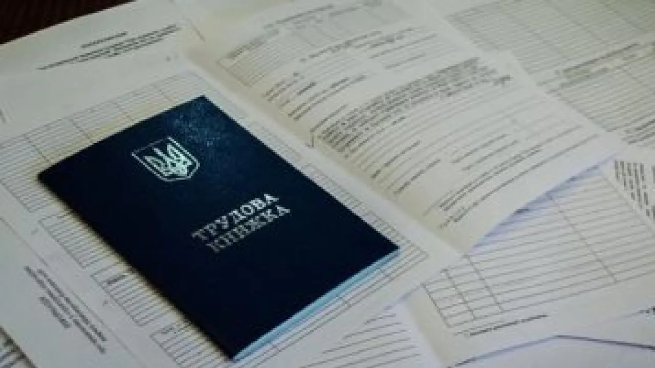 Фото до матеріалу: Чи йдуть роки навчання до стажу: ПФУ назвав умову, що рятує пенсію