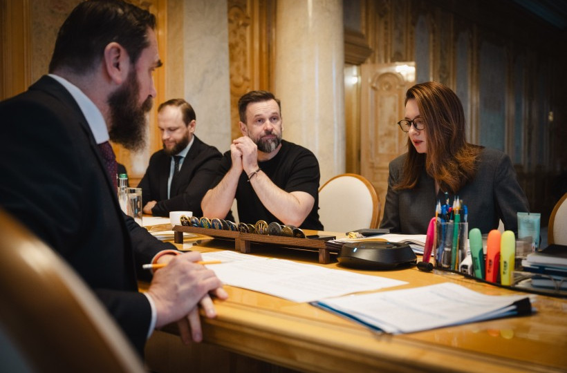 Фото до матеріалу: Зарплати вчителів зростуть на 20% з вересня: уряд виділив 6 млрд грн на шкільні укриття