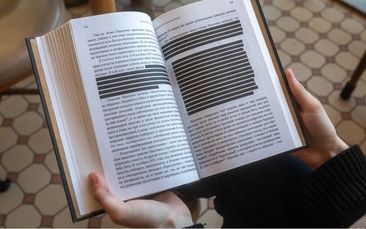 Фото до матеріалу: Чорні рядки замість тексту: у Росії системна цензура перетворилася на «блекаут» у книгах