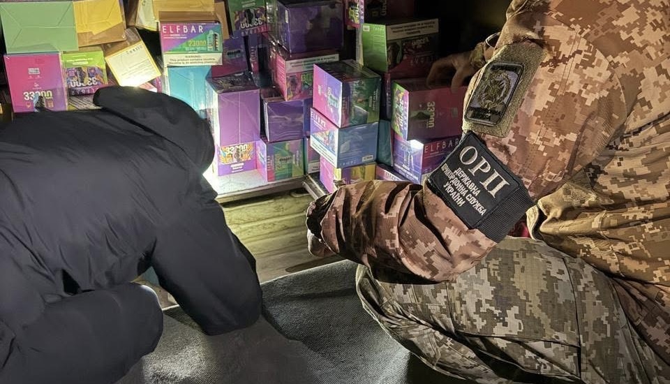 Фото до матеріалу: Під підлогою мікроавтобуса в Устилузі знайшли електронні сигарети на 2,6 мільйона гривень