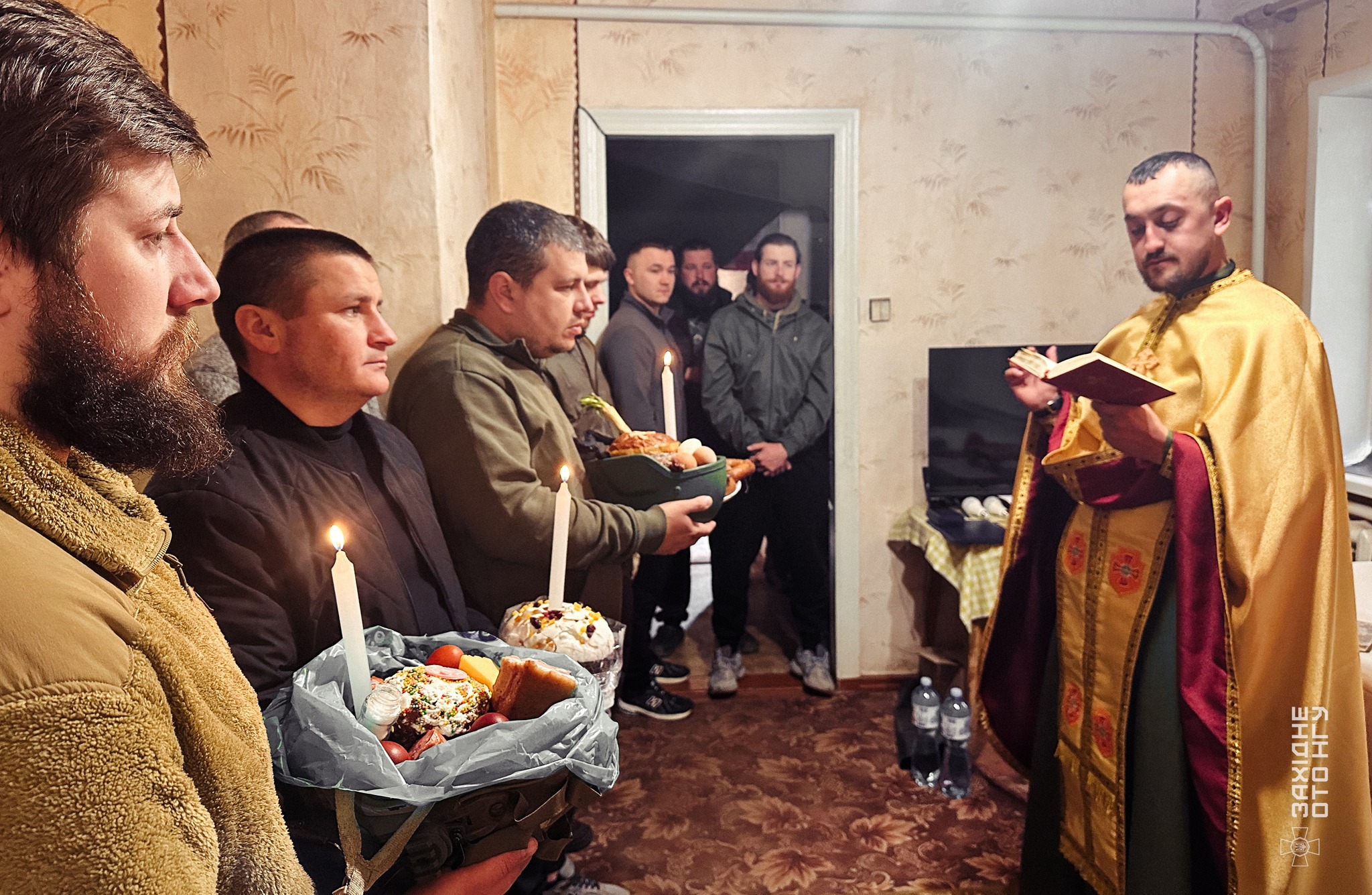 Фото до матеріалу: Каски замість кошиків: бійці 50 полку НГУ зустріли Великдень на службі (ФОТО)