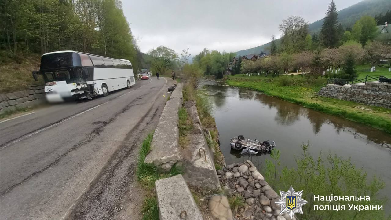 Фото до матеріалу: Двох людей госпіталізували після аварії в Татарові: легковик впав у річку Прут