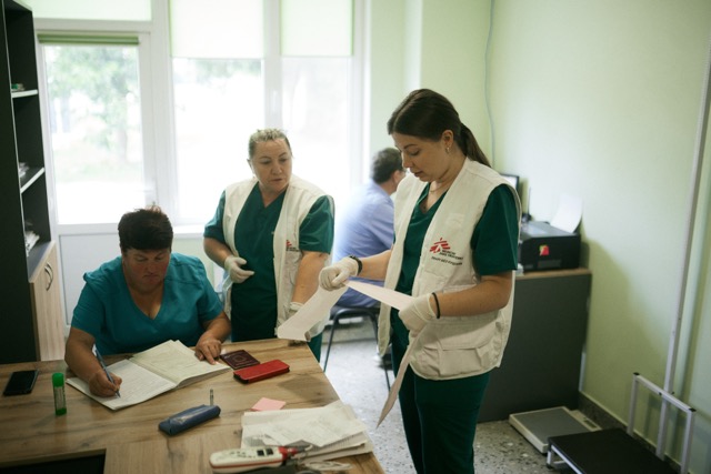 Фото до матеріалу: Українці звертаються до лікарів запізно через війну — MSF