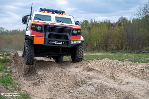 Фото до матеріалу: Фонд Ukrainian FireFighters Foundation підготував дев'яту групу водіїв ДСНС: рятувальники отримали нове такелажне обладнання