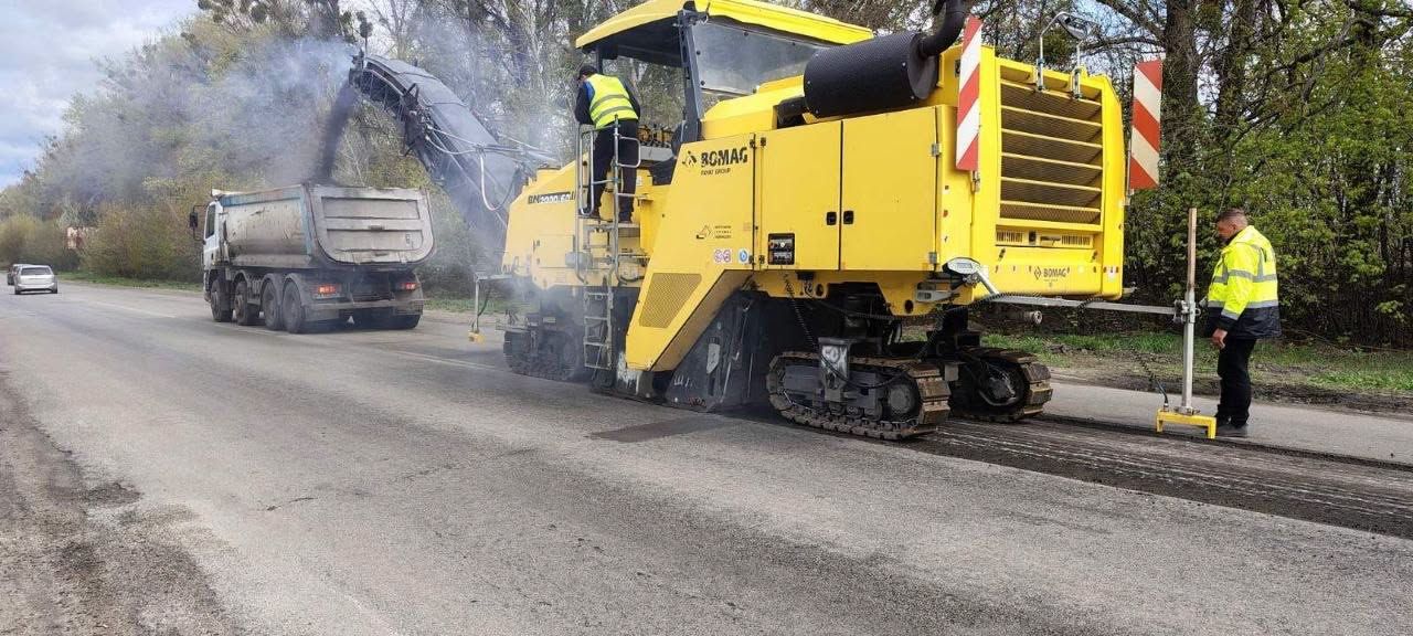 Фото до матеріалу: Полтавські шляховики за тиждень відремонтували понад 57 тисяч квадратних метрів доріг