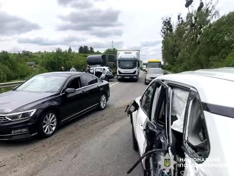 Фото до матеріалу: Масштабна ДТП на трасі Київ–Чоп: постраждала пасажирка, за кермом вантажівок водії з різних регіонів