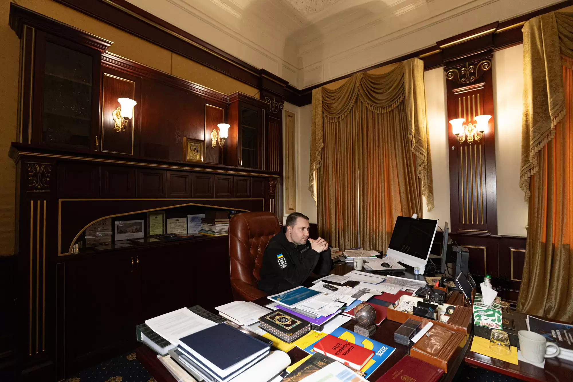 Фото до матеріалу: Буданов розчарував інтернет-користувачів: у кабінеті керівника ОП знайшли смішний блокнот