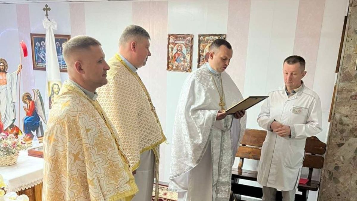 Фото до матеріалу: У Рожнятівській лікарні відкрили кабінет капелана