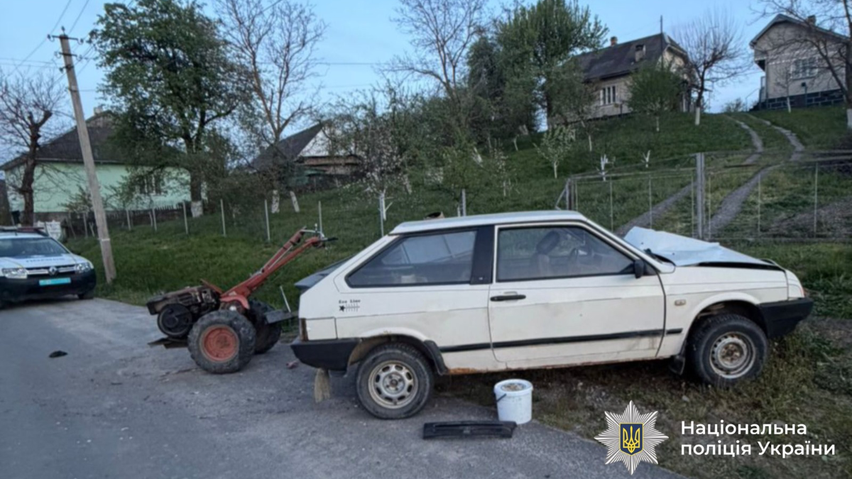 Фото до матеріалу: Аварія на Калущині: водія ВАЗ госпіталізували після зіткнення з мотоблоком
