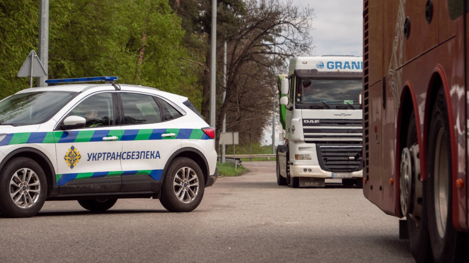 Фото до матеріалу: Ігнорування вимоги інспекторів зупинитися може коштувати водіям 51 тисячу гривень