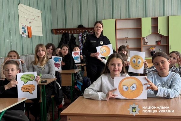 Фото до матеріалу: Як протидіяти булінгу: поліцейські Золотоніського району провели важливу зустріч із школярами
