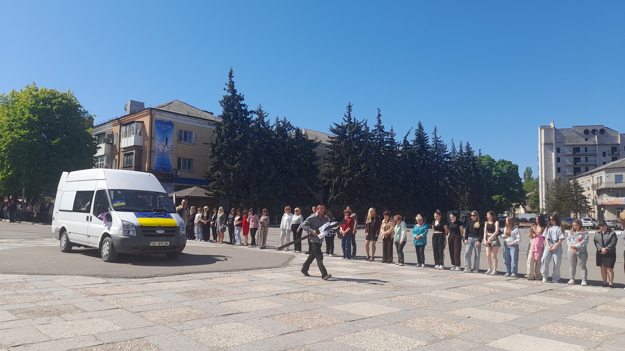 Фото до матеріалу: Первомайщина схилила голови: громада проводжає в останню путь Андрія Клименка