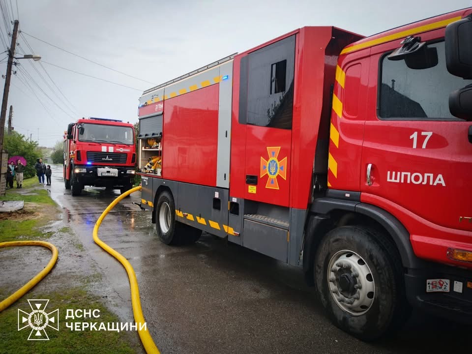 Фото до матеріалу: Двоє постраждали у пожежах на Черкащині: чоловік самостійно гасив вогонь, інший опинився в епіцентрі займання