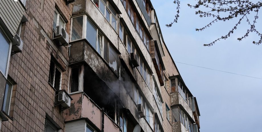 Фото до матеріалу: 117 квартир пошкоджено в Голосіївському районі: наслідки пожежі від стрільця