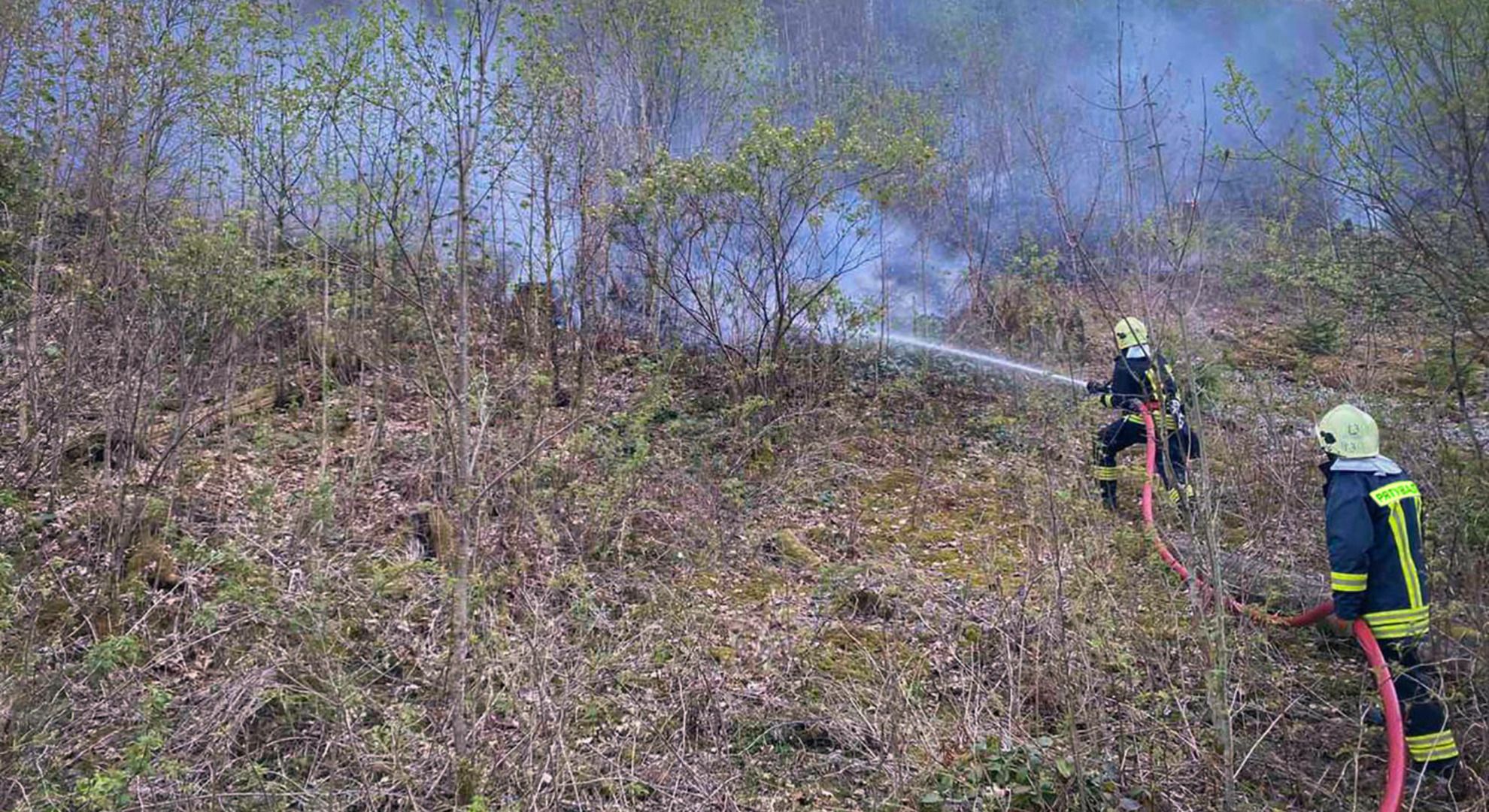Фото до матеріалу: Лісова пожежа в Карпатах охопила 75 гектарів: залучено авіацію та понад 200 рятувальників