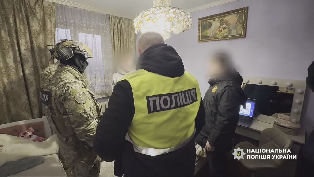 Фото до матеріалу: На Івано-Франківщині затримали групу, яка викрала близько 900 тисяч гривень з рахунків громадян