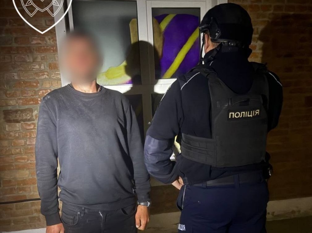 Фото до матеріалу: У Франківську затримали чоловіка, який проник до магазину