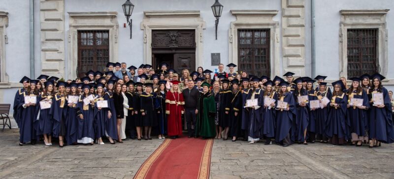 Фото до матеріалу: Випускники ЗУНУ отримали дипломи магістра: військові та народні депутати вітають нових юристів