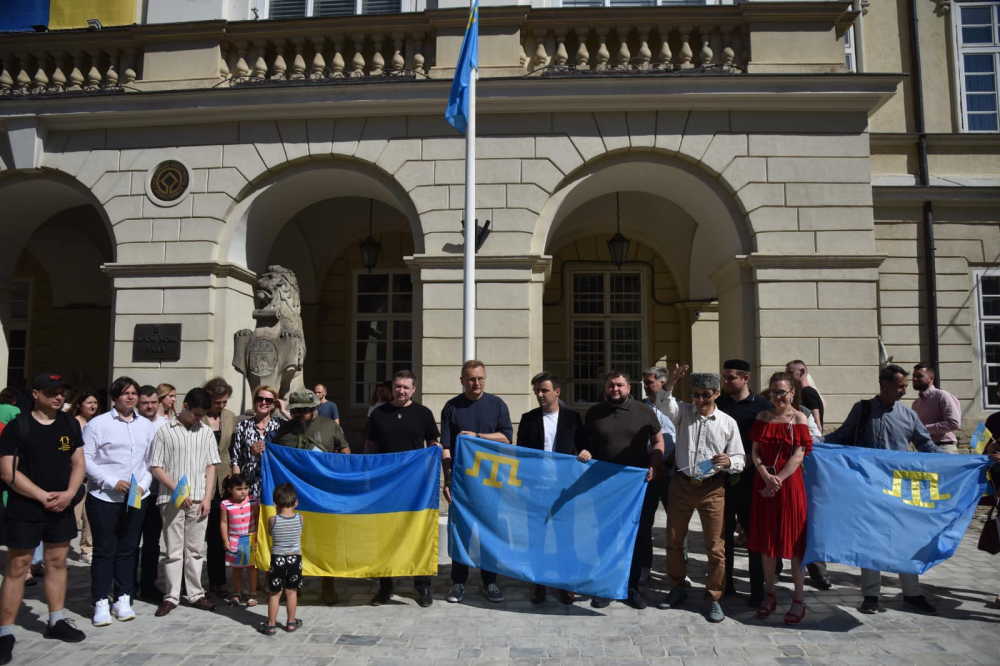 Фото до матеріалу: У Львові урочисто підняли кримськотатарський прапор: виступи Холода та Садового