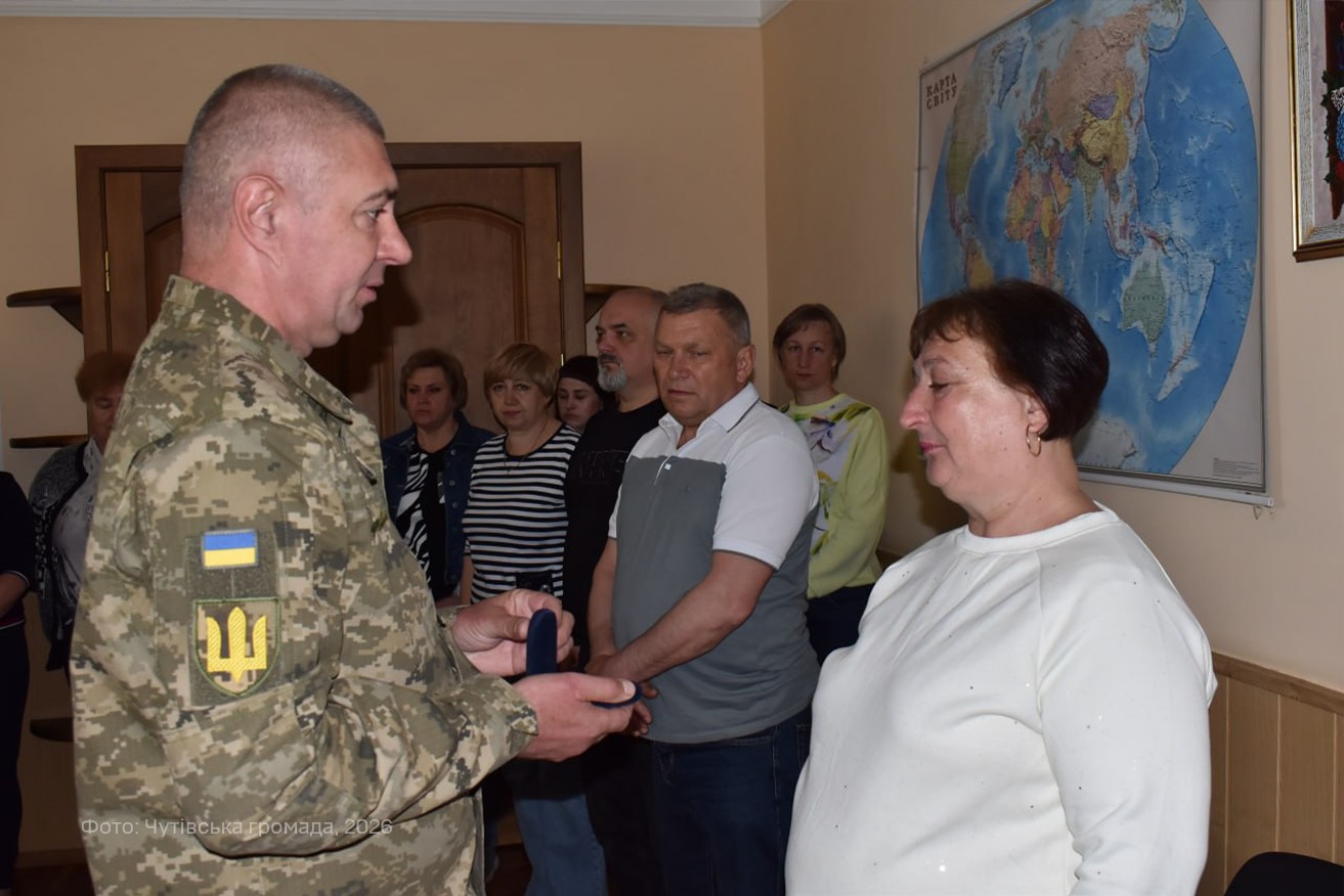 Фото до матеріалу: Мамі безвісти зниклого воїна з Полтавщини передали «Залізний хрест»