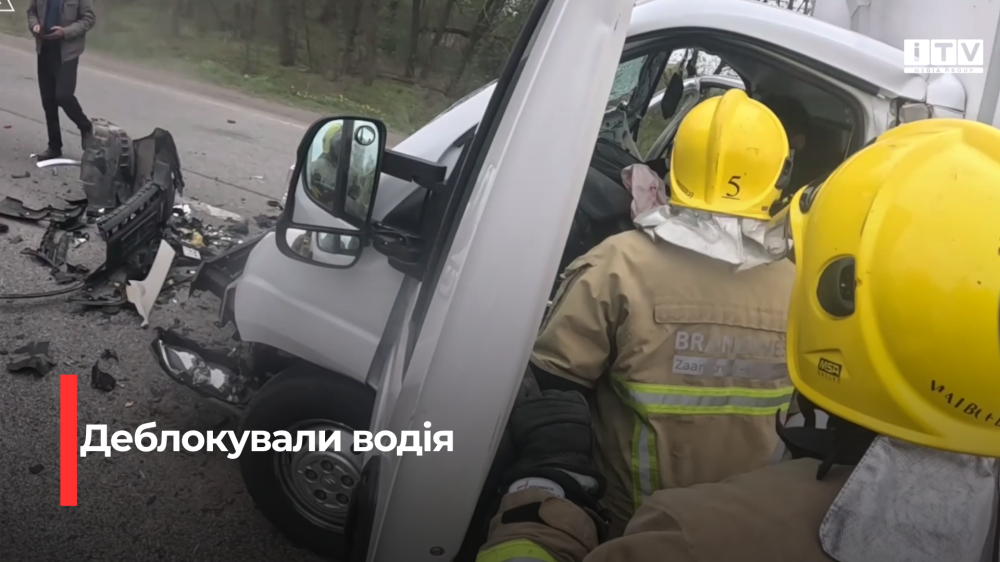 Фото до матеріалу: У Дубенському районі рятувальники деблокували водія вантажівки після ДТП