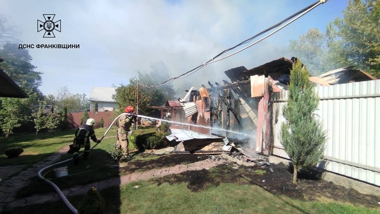 Фото до матеріалу: У Тлумачі горіло гаражне приміщення: вогнеборці ліквідували пожежу