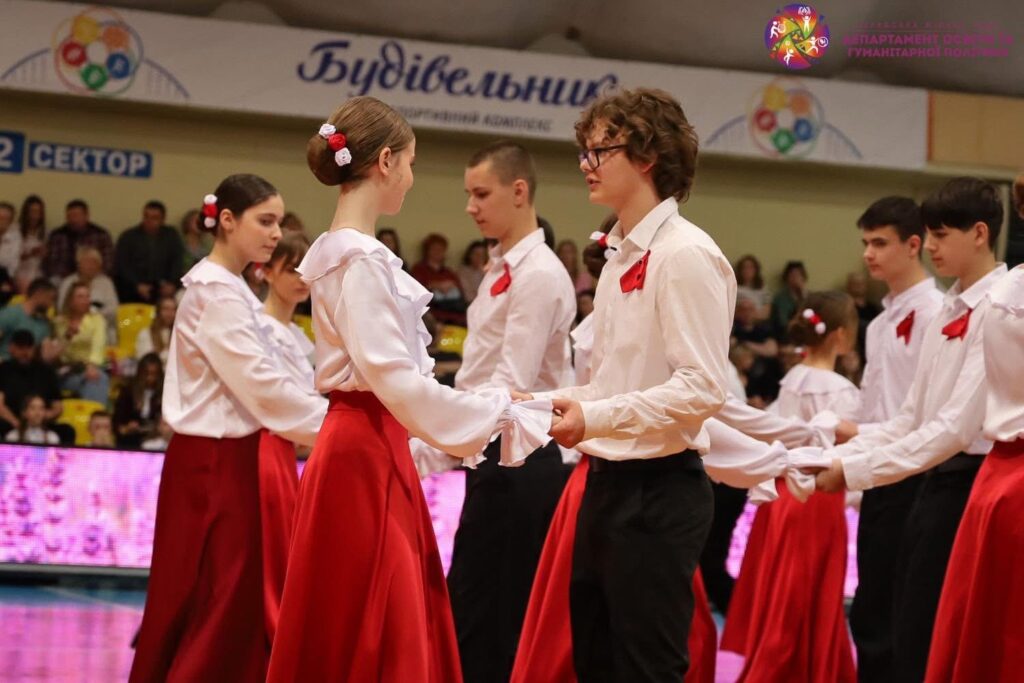 Фото до матеріалу: Благодійний бал у Черкасах: учні гімназії №9 зібрали понад 55 тисяч гривень для дітей з онкологією