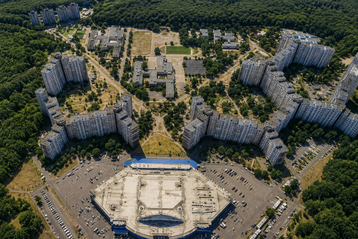 Фото до матеріалу: 3 найдовші будинки Києва: від 2-кілометрової лінії на Теремках до півмісяця в Дарниці