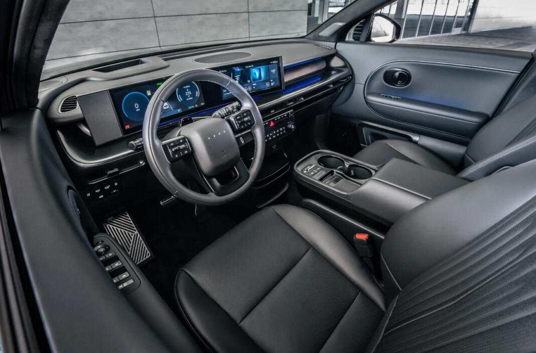 Фото до матеріалу: Hyundai представила топову версію електрокросовера Ioniq 9 Black Ink: 422 к.с. та повне затемнення