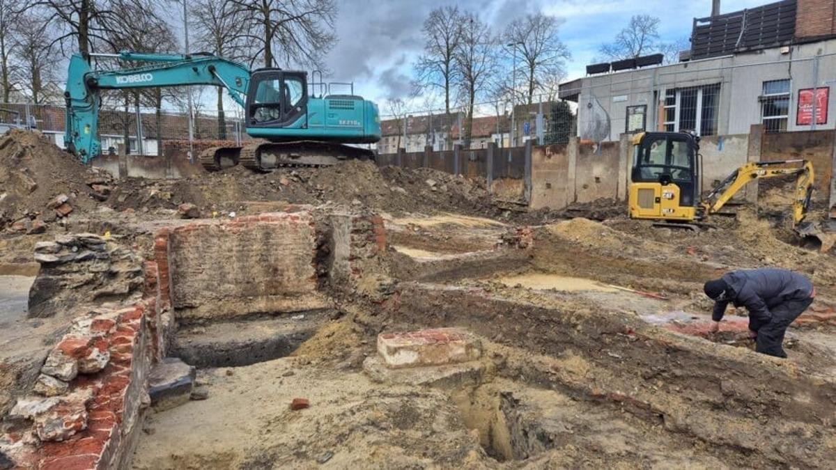 Фото до матеріалу: У Генті під житловою забудовою знайшли цілий середньовічний квартал і понад 200 поховань